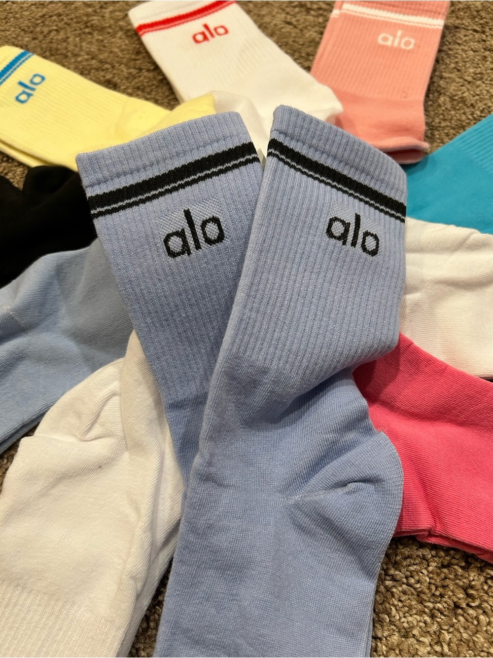 Fashion ALO Yoga Crew Socks - Choose 1 - Picture 3 of 4